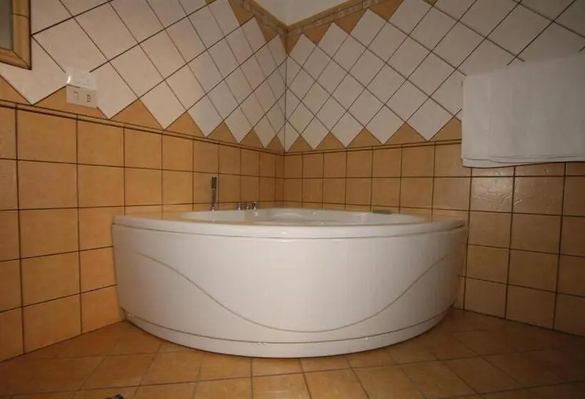 Classic Neljän Hengen Huone, George
