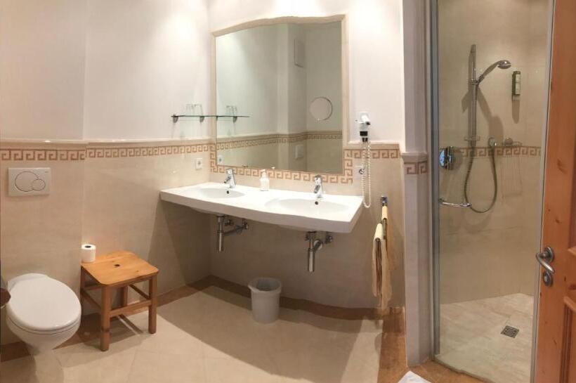 غرفة قياسية ثلاثية, Goldener Adler