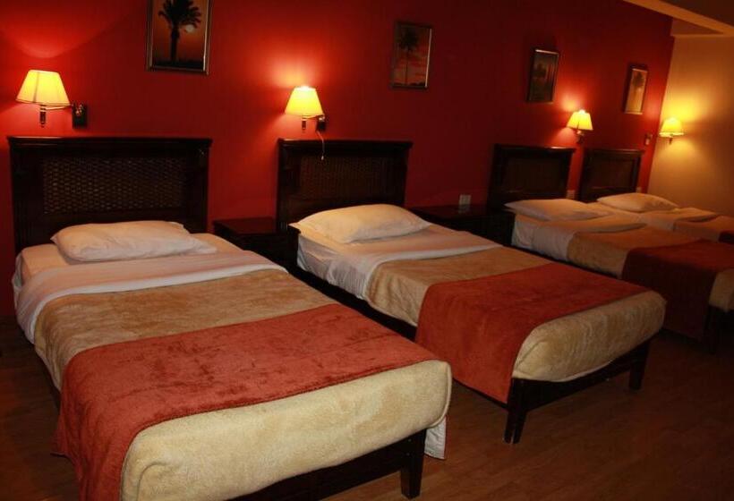 Standard Neljän Hengen Huone, Green Plaza Inn    Business &families Only