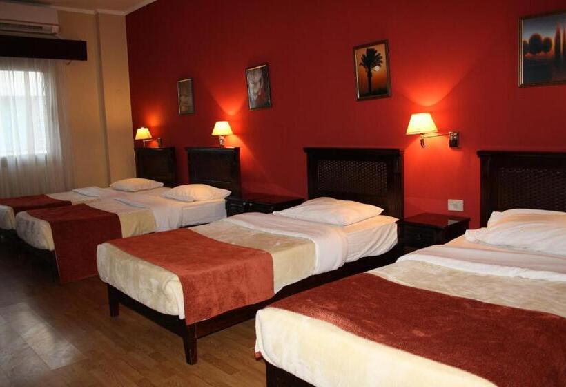 Standard Neljän Hengen Huone, Green Plaza Inn    Business &families Only