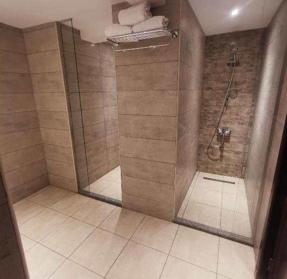 Standard Neljän Hengen Huone, Green Plaza Inn    Business &families Only