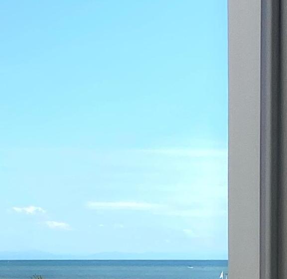 高级三人间, Lux