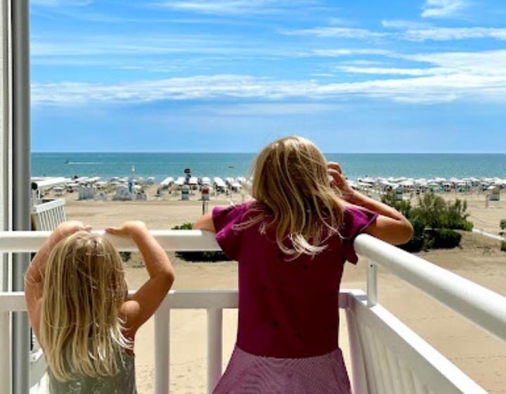 带阳台标准四人间, Lux