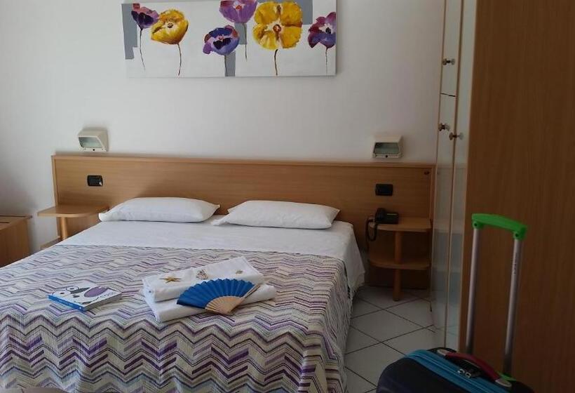 חדר סטנדרט לשלושה עם מרפסת, Marebello