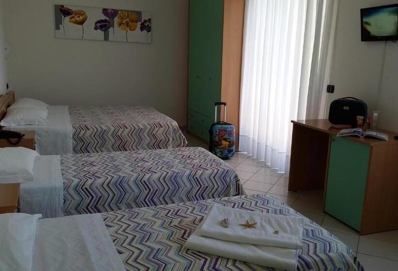 חדר לארבעה סטנדרטי עם מרפסת, Marebello