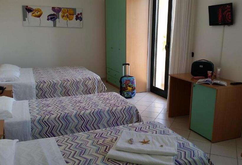 חדר לארבעה סטנדרטי עם מרפסת, Marebello