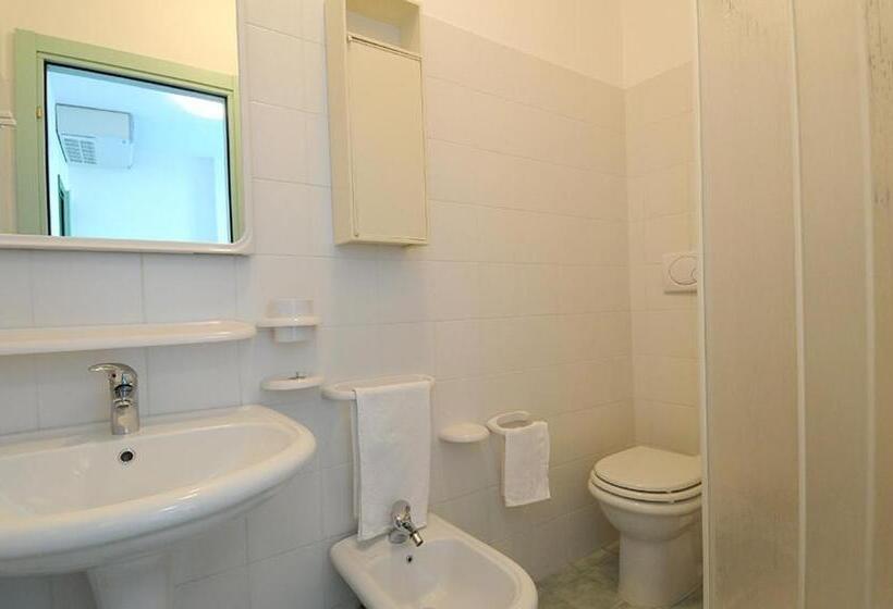 חדר לארבעה סטנדרטי עם מרפסת, Marebello