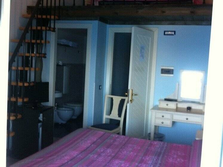 غرفة قياسية رباعية مطلة على البحر, Villa Iulia