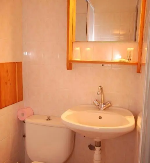 اتاق استاندارد سه نفره, Auberge Du Rochasson