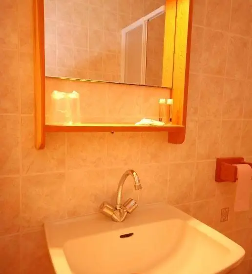 اتاق استاندارد سه نفره, Auberge Du Rochasson