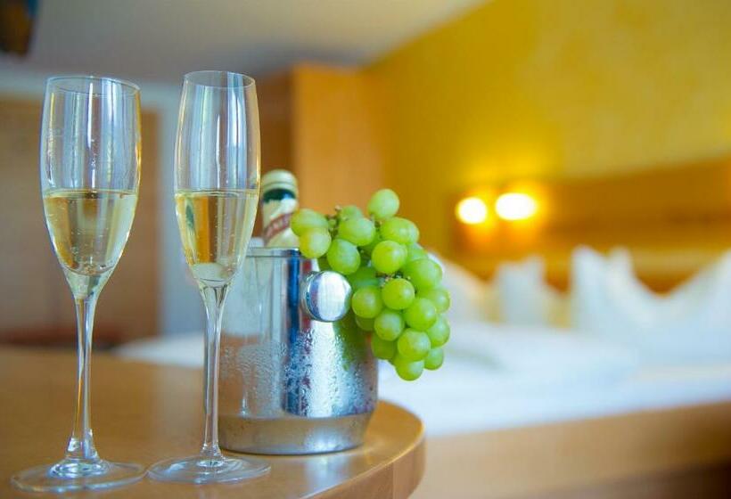 חדר סופריור עם מרפסת, Familiengut Ertlhof