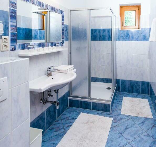 חדר לארבעה סטנדרטי עם מרפסת, Familiengut Ertlhof