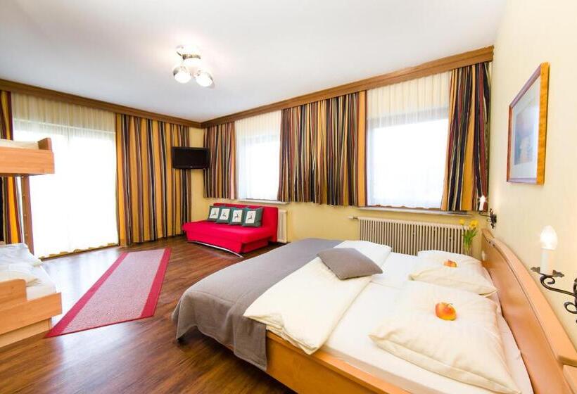 חדר לארבעה סטנדרטי עם מרפסת, Familiengut Ertlhof