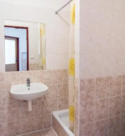 اتاق استاندارد با سرویس بهداشتی مشترک, Hůrka