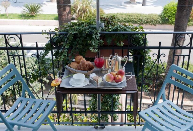 غرفة قياسية مطلّة علي البحر, Italia