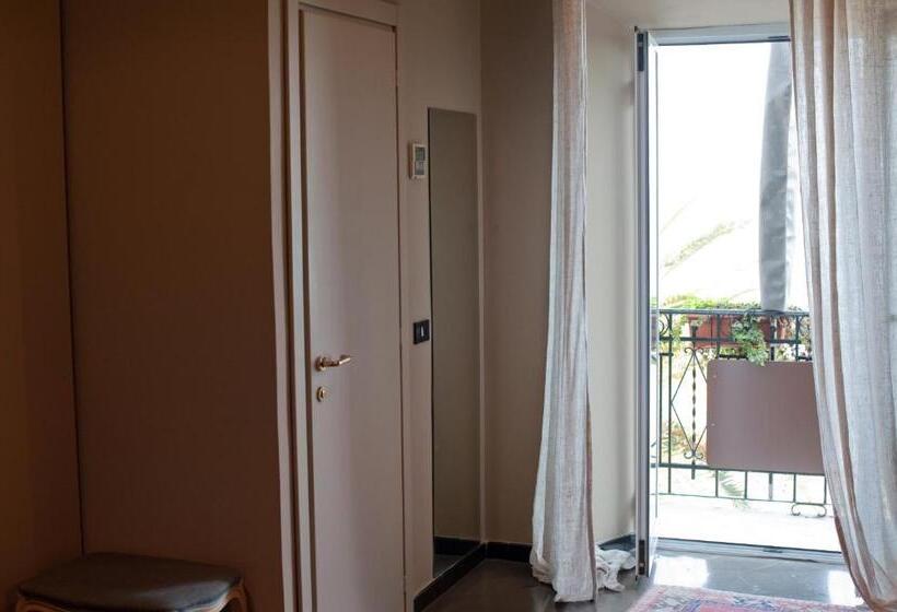 غرفة قياسية مطلّة علي البحر, Italia