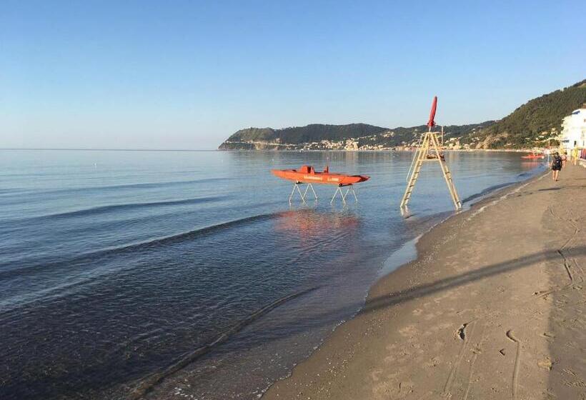 غرفة سوبيريور مطلّة علي البحر, Ligure