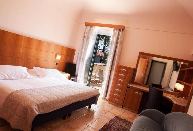 غرفة سوبيريور مطلّة علي البحر, Ligure