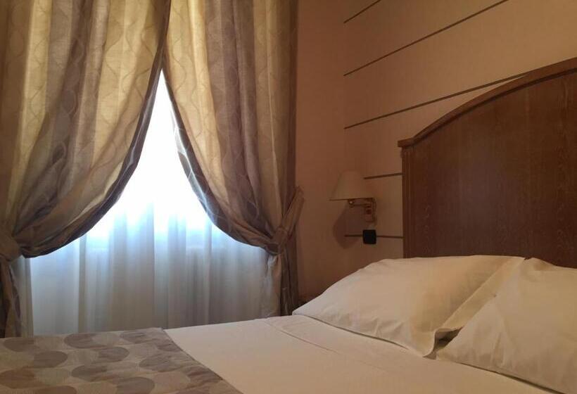 غرفة قياسية مزودة بجاكوزى, Ligure