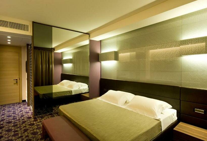 חדר דלוקס, Viola M