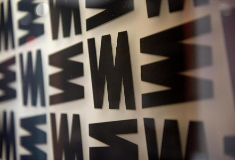 חדר אקזקיוטיב לשלושה, Viola M