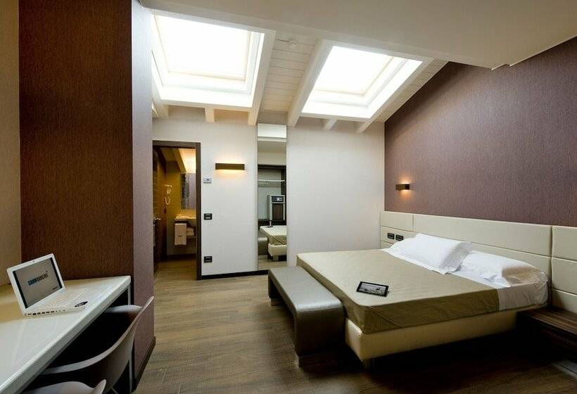 חדר אקזקיוטיב, Viola M