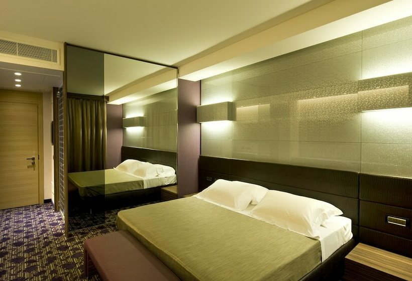 חדר דלוקס, Viola M