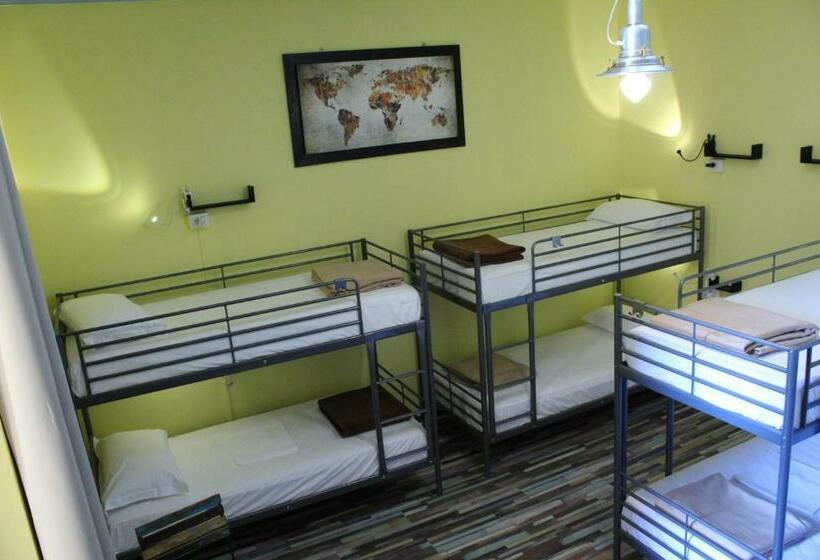 تختخواب در اتاق مشترک, Home Genoa Hostel