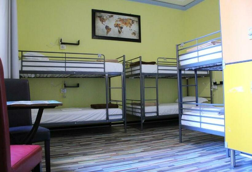 تختخواب در اتاق مشترک, Home Genoa Hostel