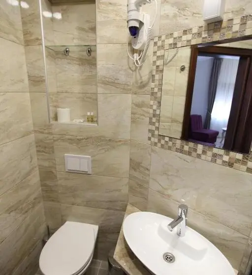 اتاق لوکس خانوادگی, Apis
