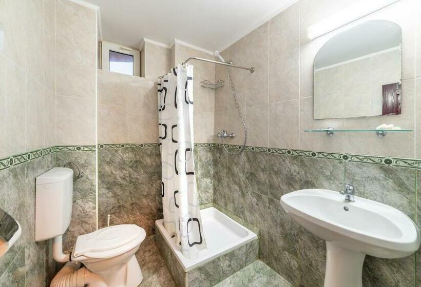 标准三人间, Giulia