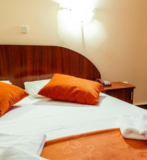 标准三人间, Giulia