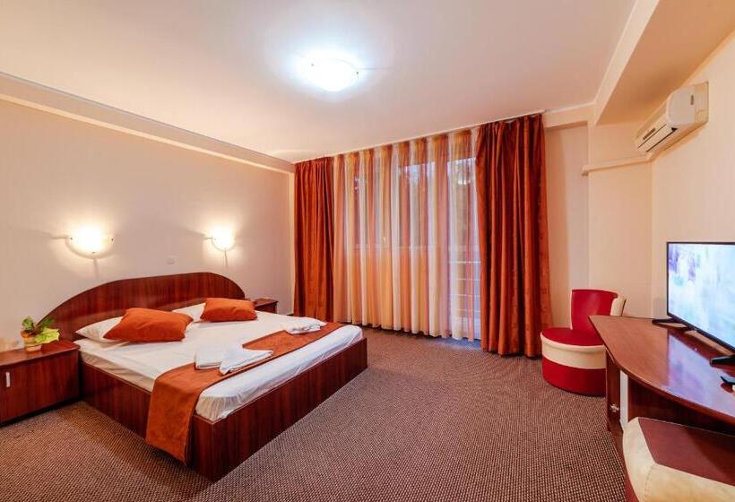 标准三人间, Giulia