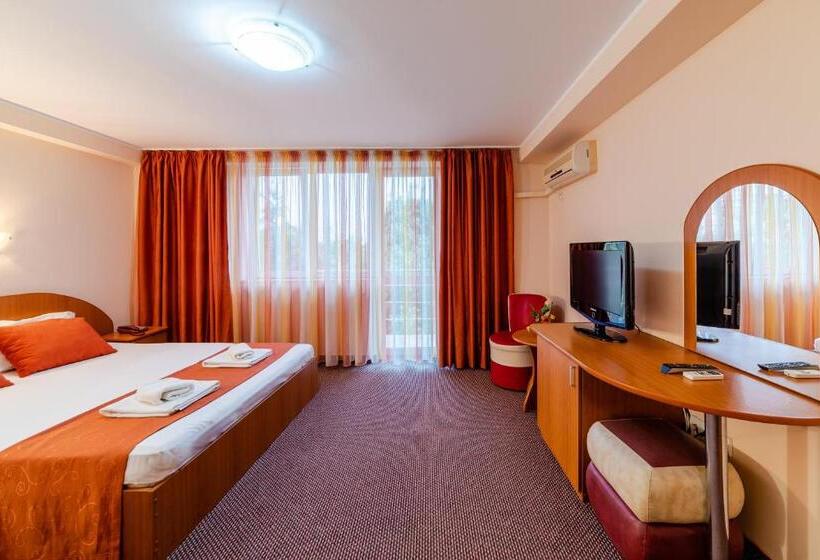 标准三人间, Giulia