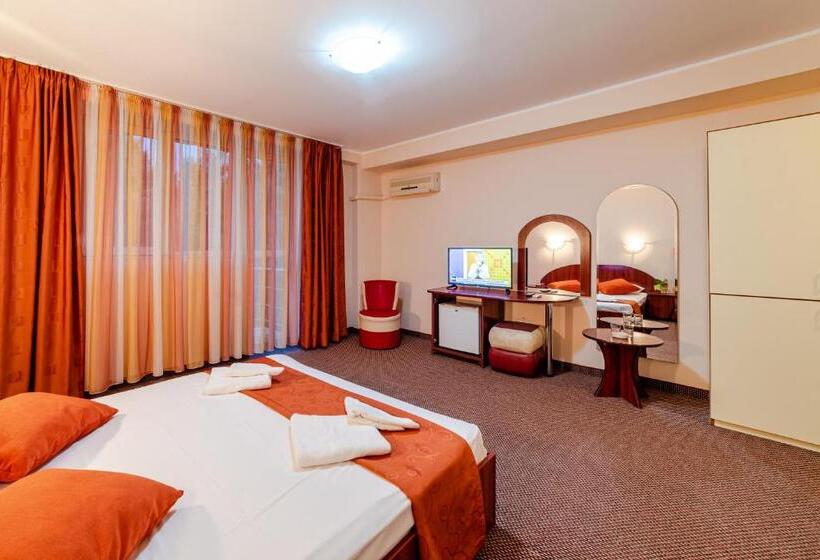 标准三人间, Giulia