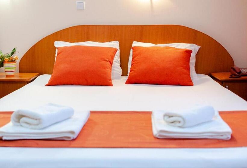 标准三人间, Giulia