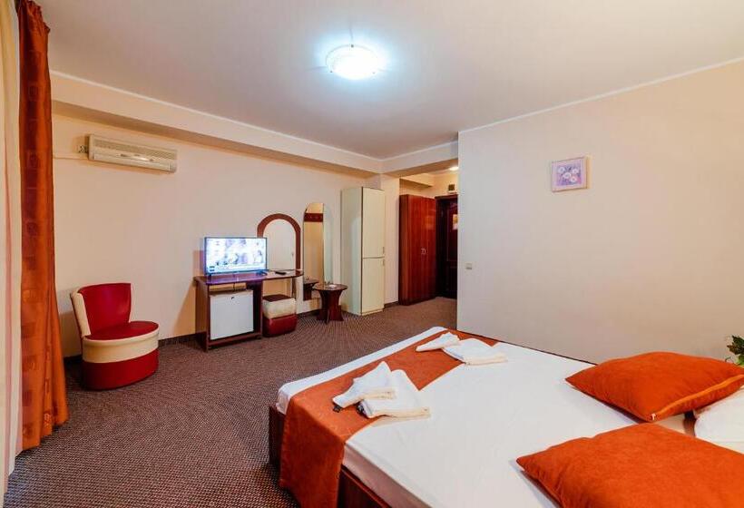 标准三人间, Giulia