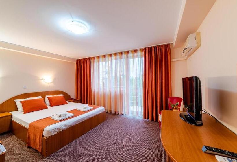 标准三人间, Giulia