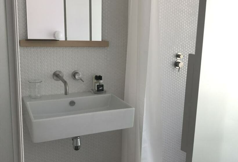 Номер Стандарт, Hôtel La Reine Jane