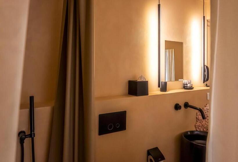 Номер Стандарт, Hôtel La Reine Jane