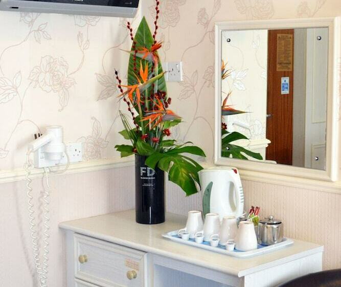 Habitació Triple Estàndard, Lyndene