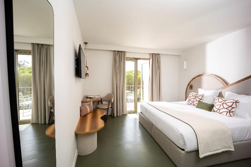 Номер Стандарт Трехместный, Hôtel Du Parc Cavalaire Sur Mer