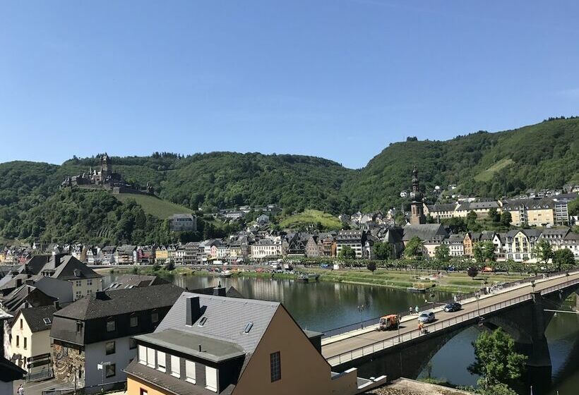 سوئیت با چشم‌انداز رودخانه, Traumblick