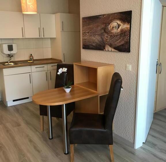 سوئیت با چشم‌انداز رودخانه, Traumblick