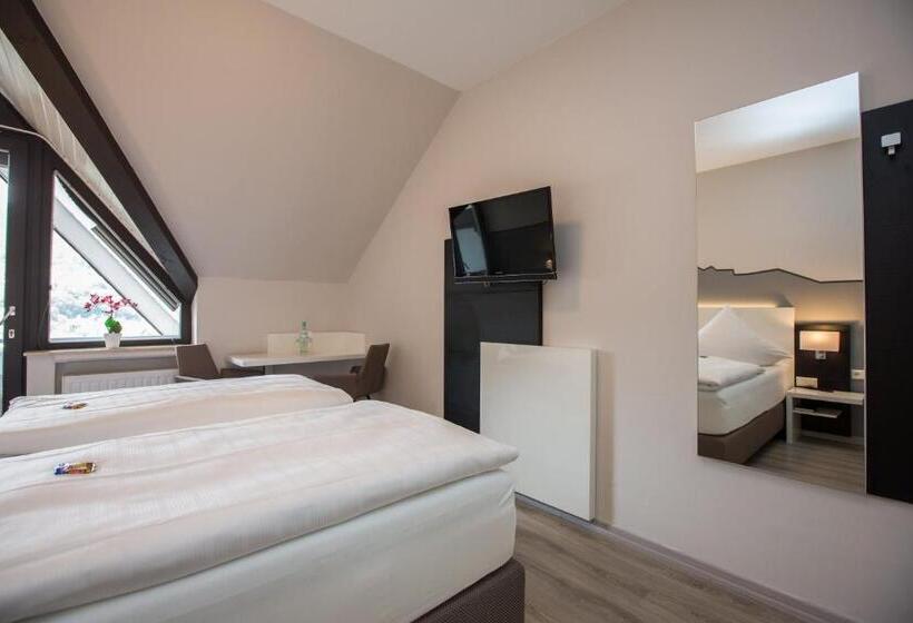 اتاق استاندارد با چشم‌انداز رودخانه, Traumblick