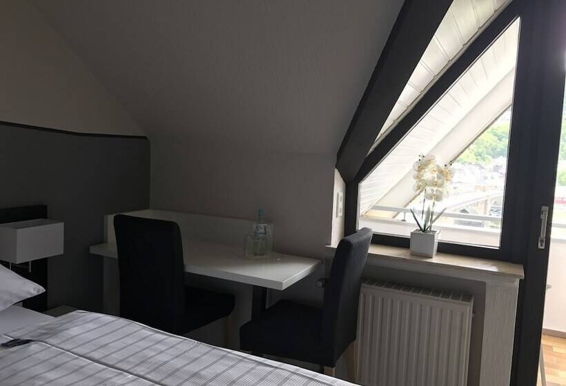 اتاق استاندارد با چشم‌انداز رودخانه, Traumblick