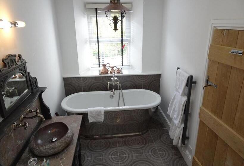 Deluxe Room King Size Bed