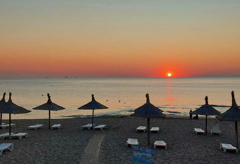 غرفة قياسية مطلّة علي البحر مزوَّدة بشُرفة, La Perla Bianca Residence