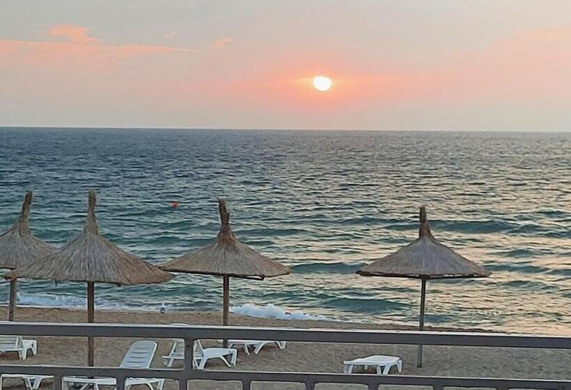 غرفة قياسية مزوَّدة بشُرفة, La Perla Bianca Residence