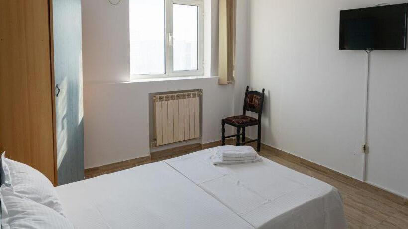 غرفة قياسية, La Perla Bianca Residence